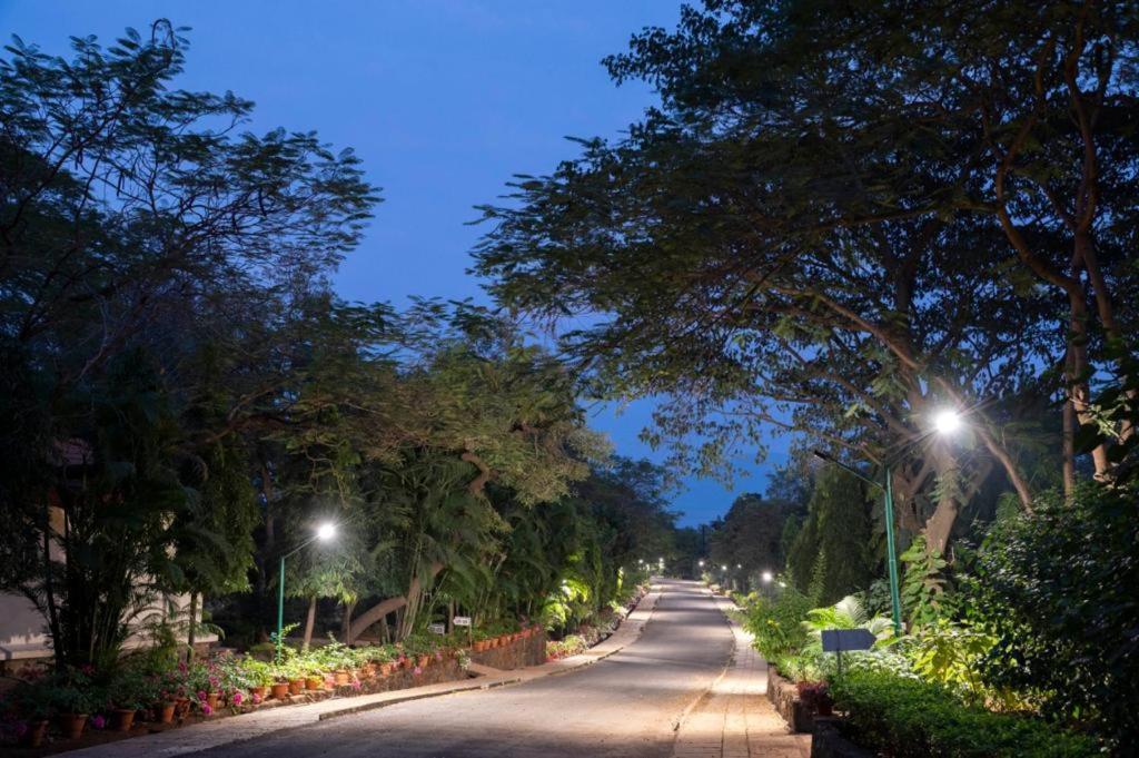 Modi'S Resort, Karjat Exteriör bild