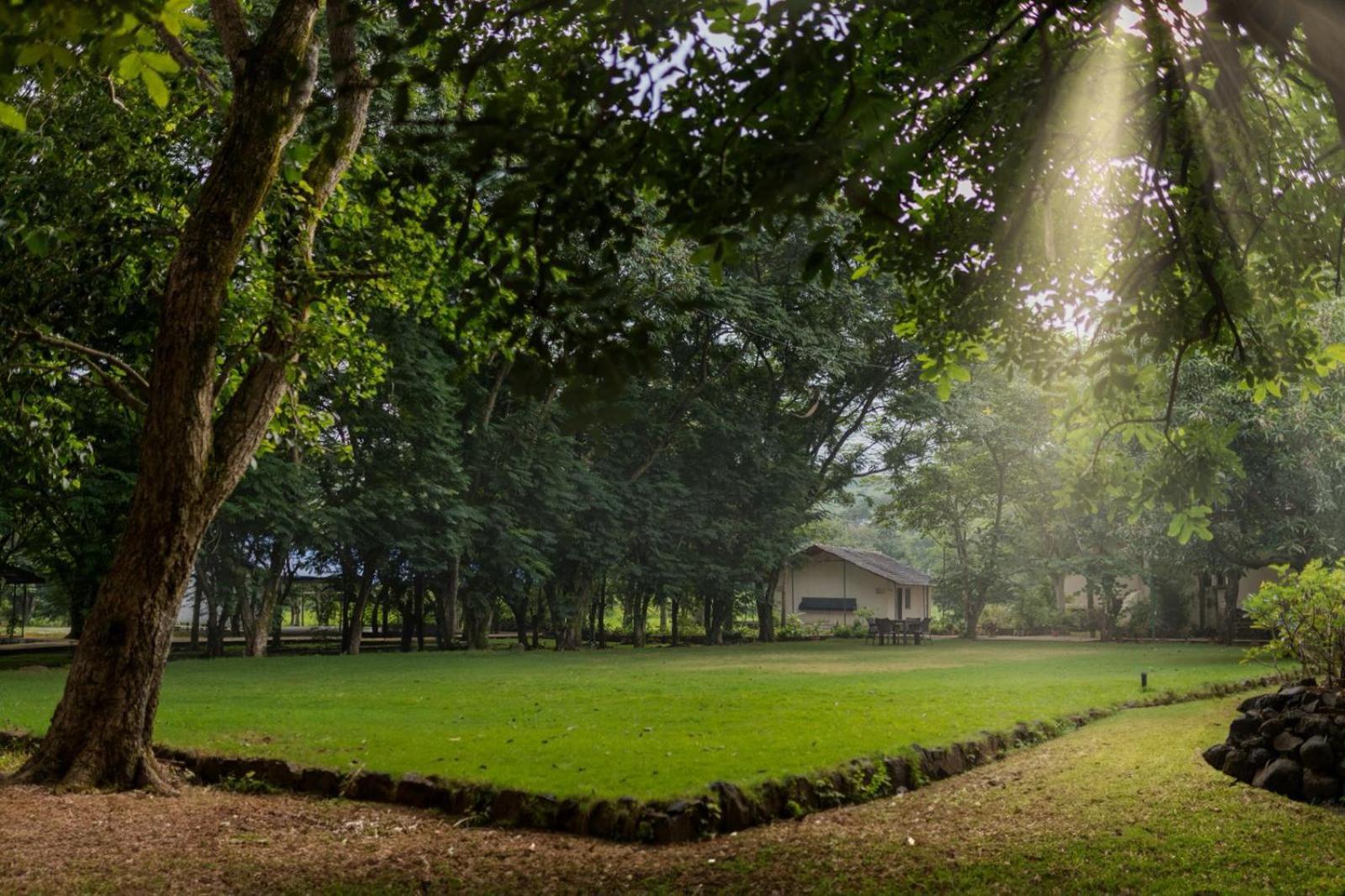 Modi'S Resort, Karjat Exteriör bild